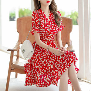 今年流行红色雪纺碎花连衣裙女夏法式气质V领设计感小众收腰中裙