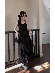 法式赫本风黑色减龄吊带连衣裙质感高级感港味复古chic裙子女夏季