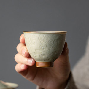 蜜合釉浮雕缠枝莲茶杯陶瓷品茗杯单个家用喝茶杯子功夫茶具主人杯