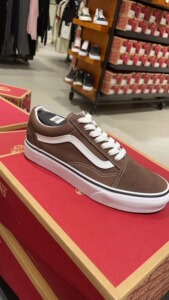 万斯VANS，咖色经典款OS。