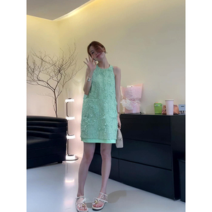 绿色无袖背心连衣裙女夏季新款法式高级感小个子纯欲小香风短裙潮