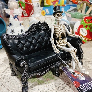 树脂骷髅沙发一体摆件，18×15×7厘米，节日氛围摆件万圣诞造景