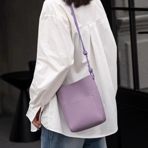 英国设计师CherryKoko春夏浅色系真皮水桶包女时尚简便斜挎包包女