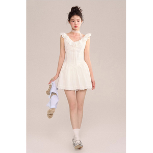 白色花边拼接奶甜小飞袖吊带连衣裙女夏设计感收腰氛围感蓬蓬短裙
