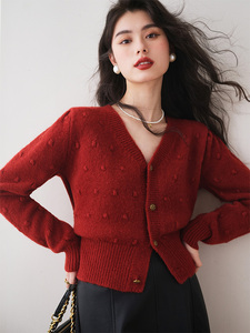 新年红色波点v领针织开衫女秋冬法式高级圣诞小香风短款毛衣外套