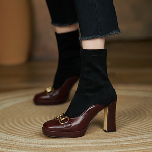 弹力绒面短靴圆头时尚高跟鞋2024年秋季新款红色粗跟漆皮套筒女鞋