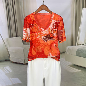 夏季女士t恤上衣短袖大码设计感花色网纱V领减龄洋气时尚红色小衫