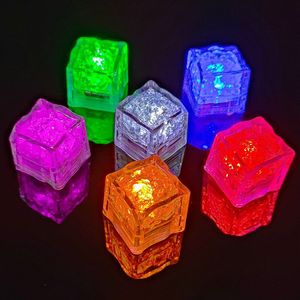 遇水发光冰块防水刺身灯闪光七彩变色LED玩具入水即亮电子冰块
