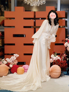 新中式晨袍女新娘敬酒服订婚礼服高端轻奢白色仙气收腰拖尾连衣裙