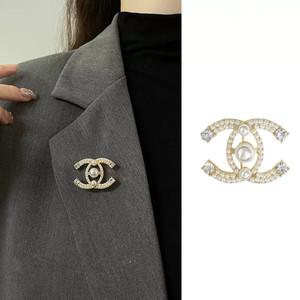2023珍珠锆石质感胸针小众设计西装别针外套防走光扣时尚个性胸花
