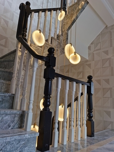 现代新中式长线吊灯自建房别墅旋转楼中楼云石片灯复式楼梯间灯具