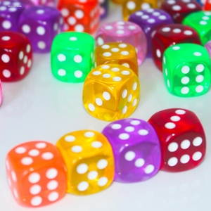 大小号色子麻将骰子红白蓝色子实心多用骰盅骰子透明数字色盅骰子
