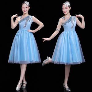 现代舞蹈服装女新款中国风成人大合唱团演出服歌伴舞广场舞连衣裙