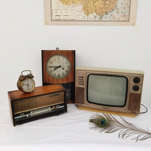 老物件老式收音机挂钟复古80年代怀旧电视机小闹钟影视道具摆件