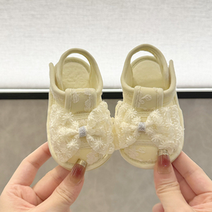 夏季一岁女宝宝公主学步鞋6-8-9-12个月婴儿包头防踢镂空透气凉鞋