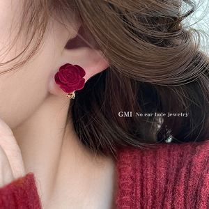 红色植绒玫瑰花无耳洞耳夹女夏天小众设计感高级耳钉气质时尚耳环