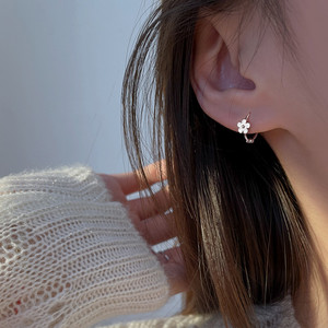 纯银耳扣花朵耳圈小众设计感耳环高级轻奢耳钉秋季女新款清新耳饰