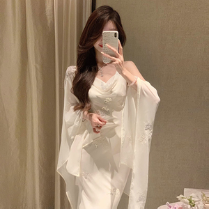 清冷白色系穿搭新中式国风斗篷披肩吊带连衣裙今年流行漂亮套装裙