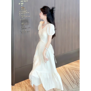 白色v领连衣裙子女夏季2024年新款收腰显瘦长裙设计感小众仙女裙