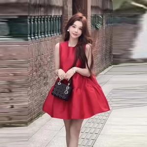 红色无袖蓬蓬裙女夏季2024年新款小众设计感名媛风褶皱公主连衣裙