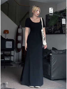大码高级感气质方领显瘦小黑裙女夏季新款赫本风修身中长款连衣裙