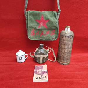 红色文化纪念品雷锋日记摆件为人民服务书包行军壶怀旧暖壶道具
