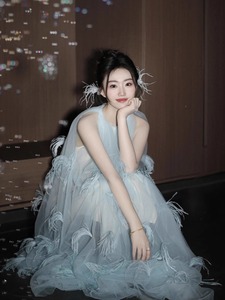 新中式晨袍女订婚轻礼服婚礼当天新娘便装仙气蓝色羽毛挂脖连衣裙