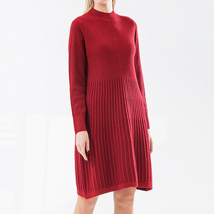 山羊绒26支两股细软粗纺3D螺纹半高领12针有缝金线装饰红色连衣裙