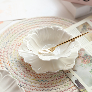 法式ins复古浮雕甜品碗纯色荷花陶瓷盘家用精致早餐碗碟餐具套餐