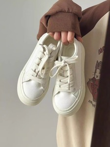 夏天普普通通的小白鞋也很百搭～板鞋好软底好舒服呀！