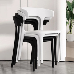 家用靠背椅子加厚塑料现代简约牛角餐椅小户型餐桌备用凳子黑白色