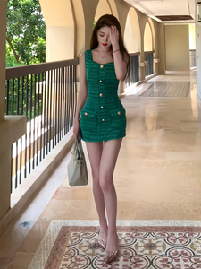 小香风名媛气质绿色无袖连衣裙女夏季新款纯欲修身单排扣背心裙子