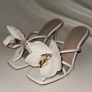 小众设计花朵露趾细跟罗马凉鞋女2024夏季新款欧美高跟外穿一字拖