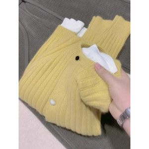 秋冬新款鹅黄色减龄显瘦毛衣圆领设计感纽扣针织衫坑条羊毛衫上衣