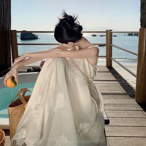 三亚海边旅行穿搭高级感刺绣仙女吊带裙慵懒风设计度假拍照连衣裙