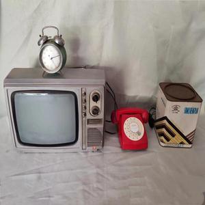 7080年代怀旧老物件黑白电视机电话闹钟饼干盒茶叶罐影视道具装饰