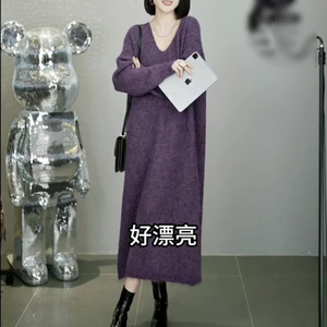 欧货漂亮紫色V领针织连衣裙女2024春季新款宽松中长款慵懒风毛衣