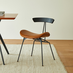 北欧工业风钢架餐桌椅坐垫软包椅子现代极简牛角椅家用洽谈咖啡椅