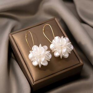 银针夸张设计长款花球耳环 高级白色花瓣几何耳扣轻奢风耳饰