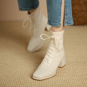 白色马丁靴2023年新款秋冬马丁靴粗跟系带小短靴白色网红瘦瘦靴女