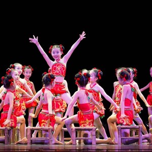 新款儿童排排坐演出服喜庆开门红舞蹈服幼儿女童肚兜秧歌表演服装