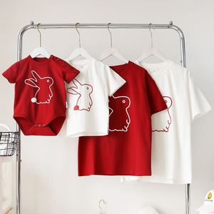 四口之家亲子装婴儿百天照夏季一家三母女短袖t恤洋气红色兔子全