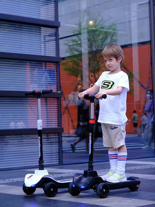 新款儿童电动滑板车中大童到岁三轮站骑电动踏板车可折叠充电