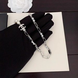 代购香奈儿Chanel 2024新款银色黑白方块珍珠双C字母拼接锁骨项链