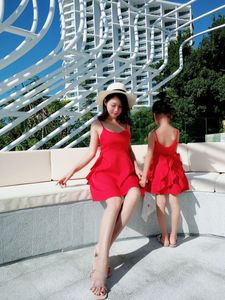 亲子装春夏季2024新款女童连衣裙母女装海边度假红色显白沙滩短裙