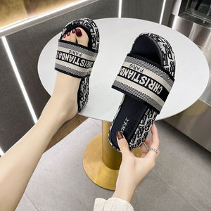 UW&UR欧洲站夏季新款字母色拼刺绣一字拖时尚加厚坡跟拖鞋女外穿