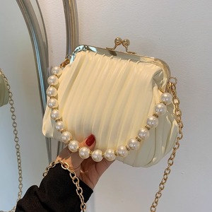 白色珍珠链条手提单肩包女法式褶皱贝壳包2024年新款腋下法棍包包