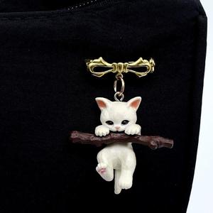 树枝上的猫咪胸针男女可爱日系立体徽章衣服别针小猫咪