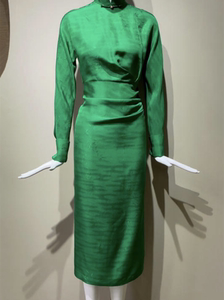 早秋新款设计感高端轻奢新中式祖母绿长袖真丝改良旗袍复古连衣裙