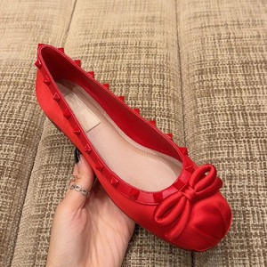 甜美芭蕾舞鞋女2023夏秋新款红色婚鞋蝴蝶结铆钉平底浅口绸缎单鞋